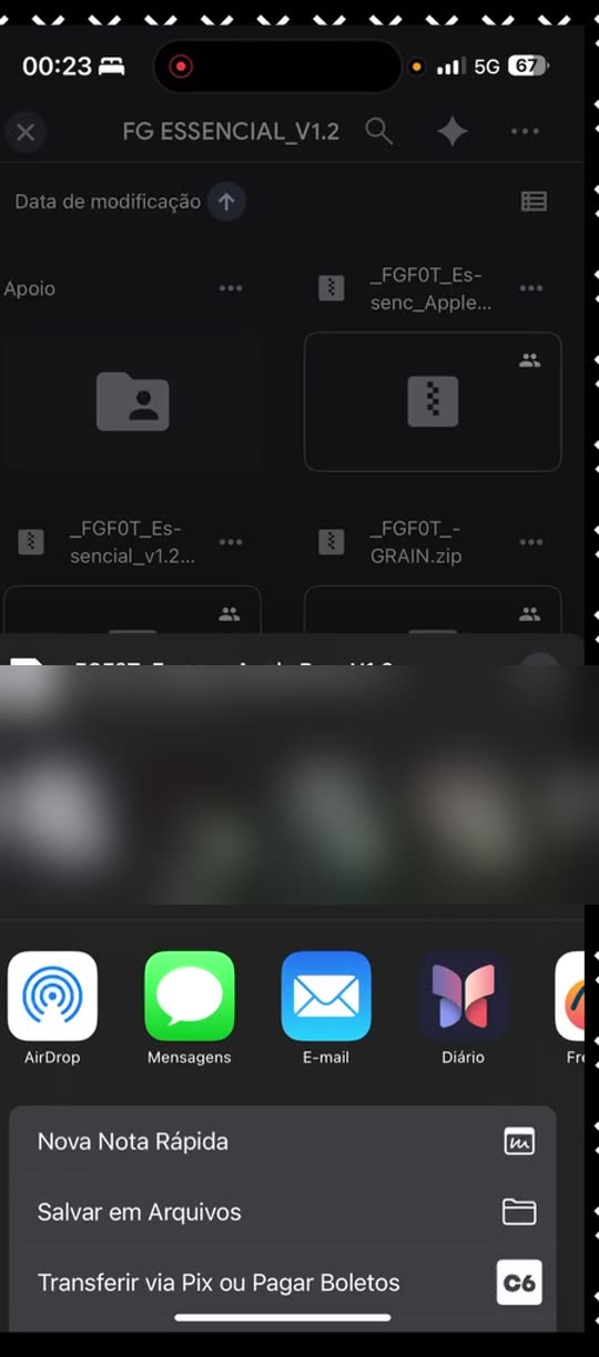 Folha de compartilhamento do iPhone com a opção Salvar em Arquivos destacada
